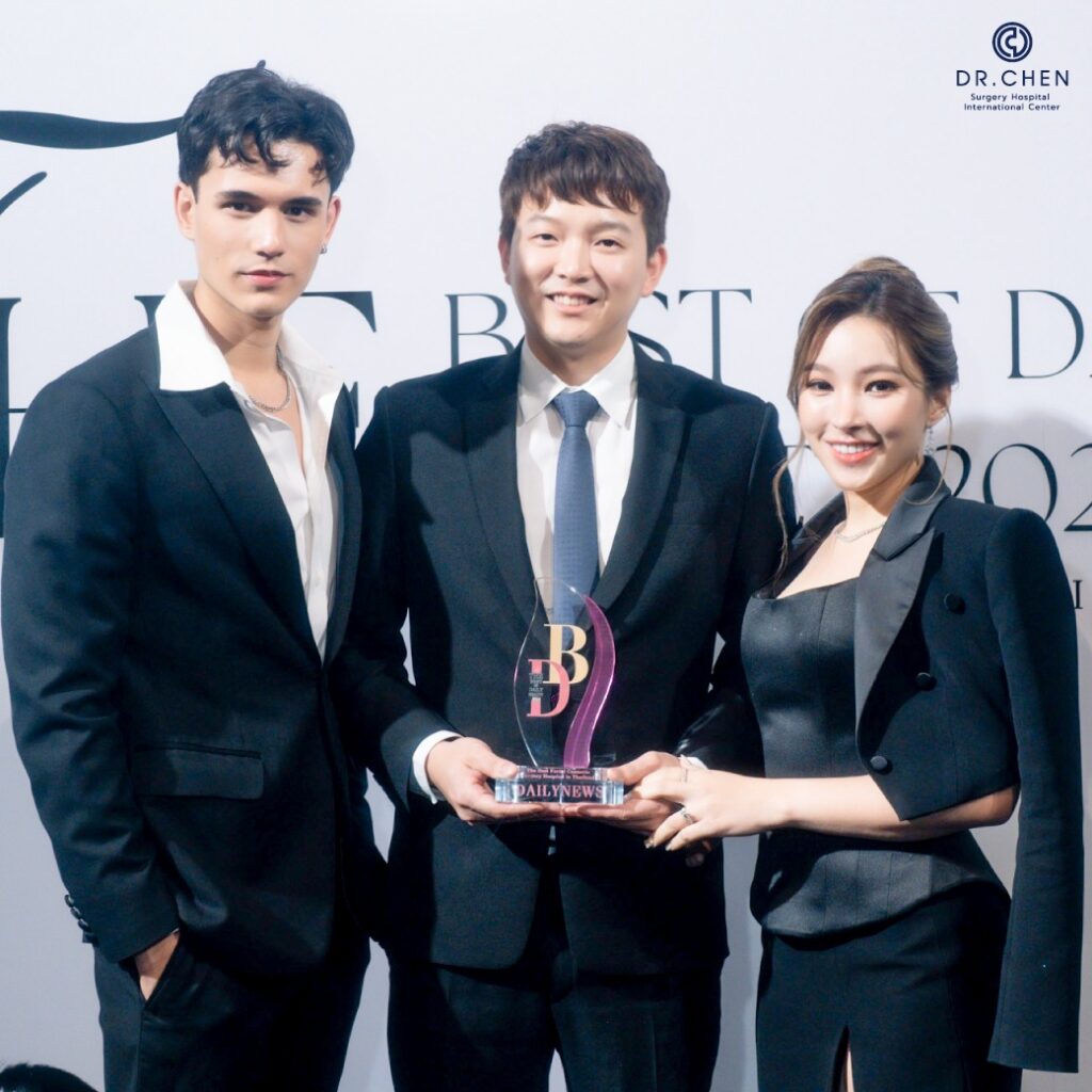 คุณหมอเชนและคุณโบว์รับรางวัลที่เดลินิวส์